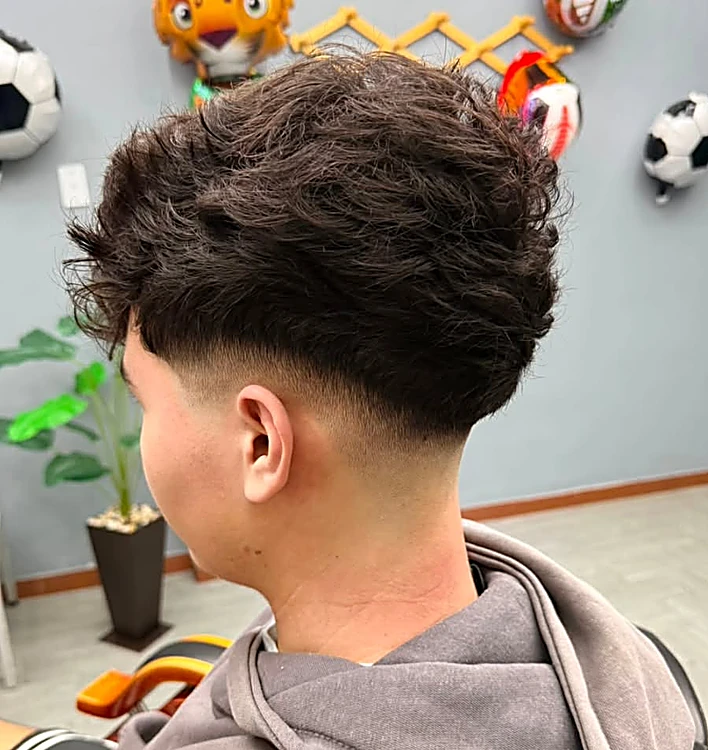 Taper en la nuca con textura despeinada arriba